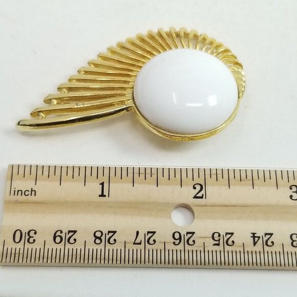 Vintage White and Gold Tone Wing or Eye Shape Modernist Style Brooch, Retro 80s - Picture 4 of 5